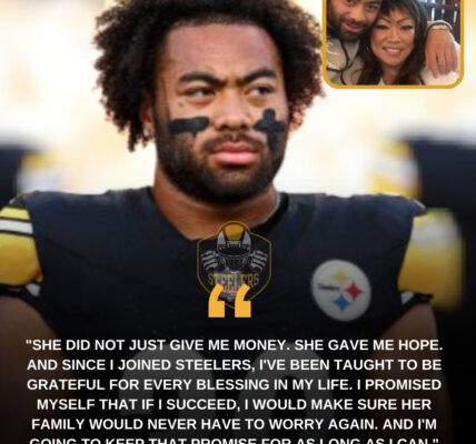 Jaylen Warren repaid the family of his childhood friend who once helped cover his tuition by sending $10,000 every month for three years since earning his NFL salary. But the surprising part is that this very friend has been by his side at every game — and we never even knew.