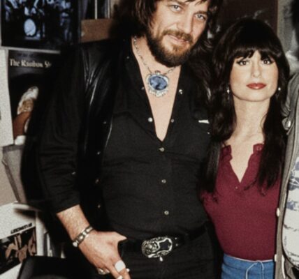 Strength in Song: Waylon Jennings Honors Resilience in “Women Do Know How to Carry On”