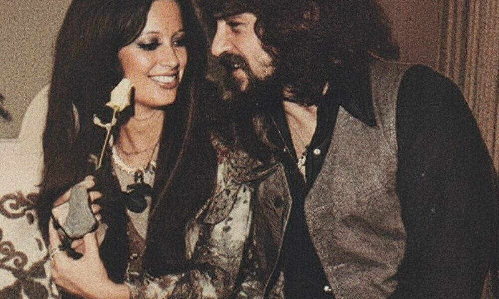 “She’s Looking Good” — Waylon Jennings’ Smooth Tribute to Timeless Beauty