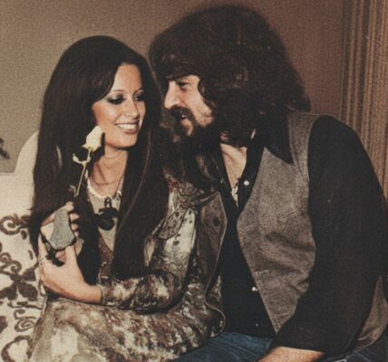 “She’s Looking Good” — Waylon Jennings’ Smooth Tribute to Timeless Beauty