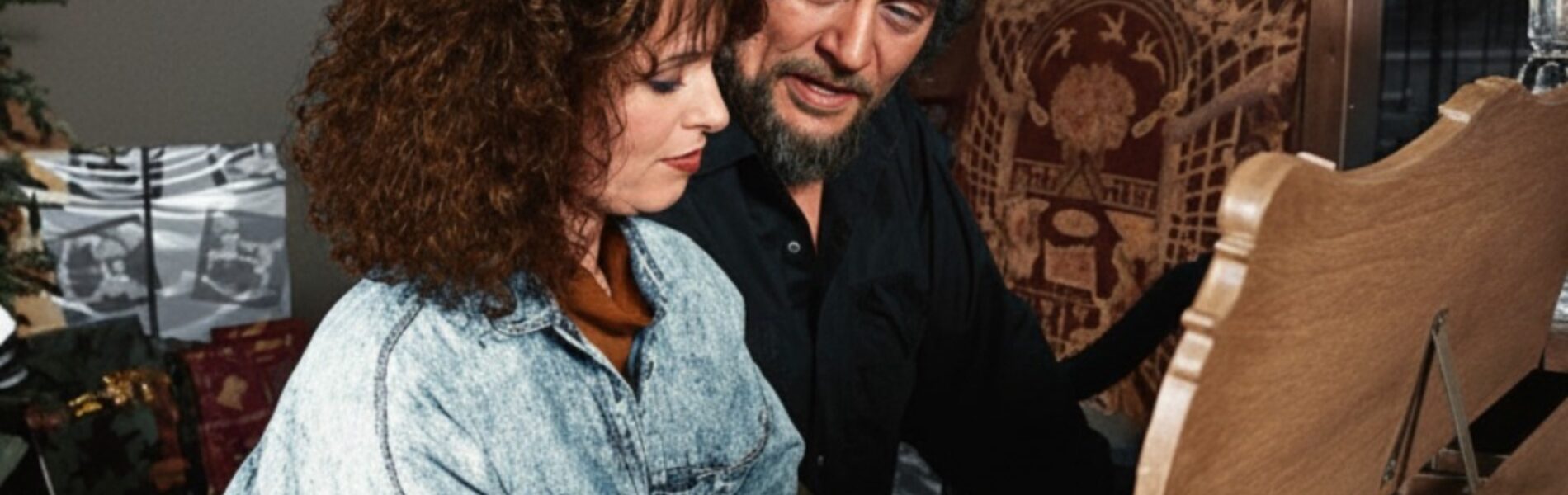 Smoke in the Wind: Waylon Jennings Remembers Love’s Mystery in “I Recall a Gypsy Woman”