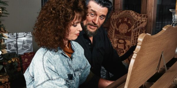 Smoke in the Wind: Waylon Jennings Remembers Love’s Mystery in “I Recall a Gypsy Woman”
