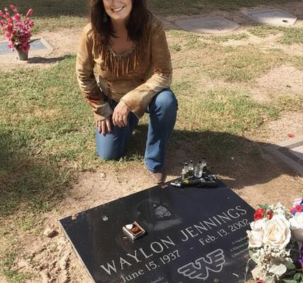 Waylon Jennings and Jessi Colter - Under Your Spell Again