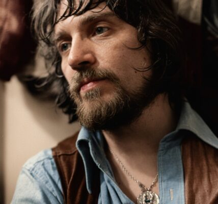 A Line in the Sand: Waylon Jennings Draws the Final Curtain in “High Time (You Quit Your Lowdown Ways)”