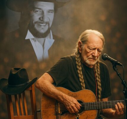 THE EMPTY CHAIR THAT BROKE 30,000 HEARTS. On a summer night when the stars themselves seemed to lean closer, Willie Nelson walked onto the stage carrying more than his guitar — he carried the memory of his brother in arms, Waylon Jennings...