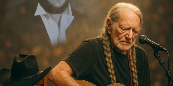 THE EMPTY CHAIR THAT BROKE 30,000 HEARTS. On a summer night when the stars themselves seemed to lean closer, Willie Nelson walked onto the stage carrying more than his guitar — he carried the memory of his brother in arms, Waylon Jennings...
